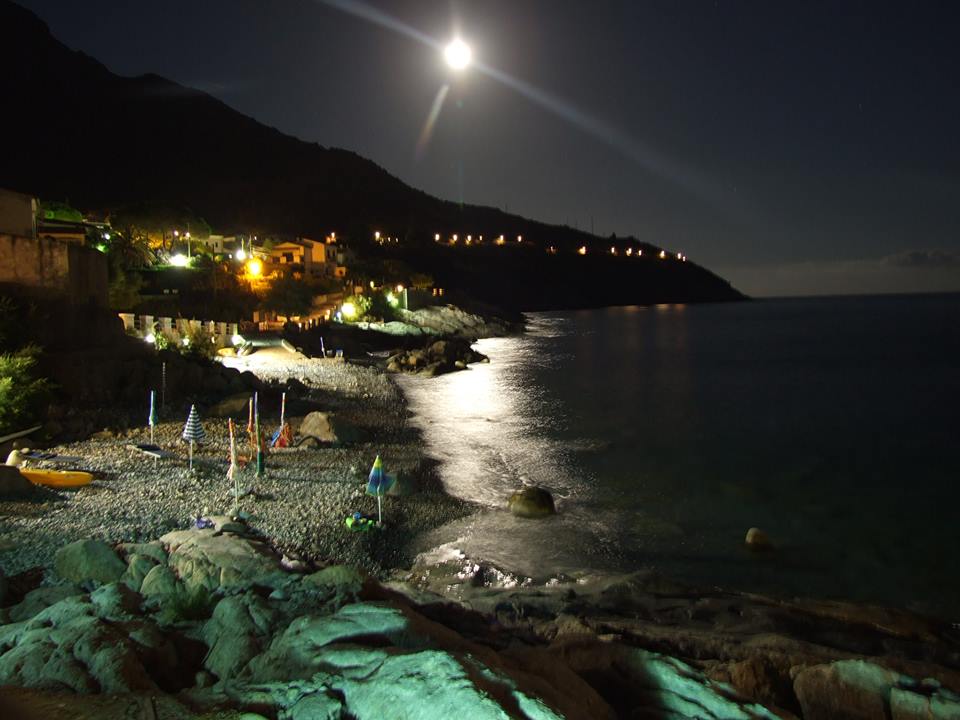 Luna piena sul mare