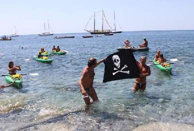 consegnato la Bandiera Nera ai petrolieri australiani che vogliono trivellare il mare dell'Arcipelago Toscano @
